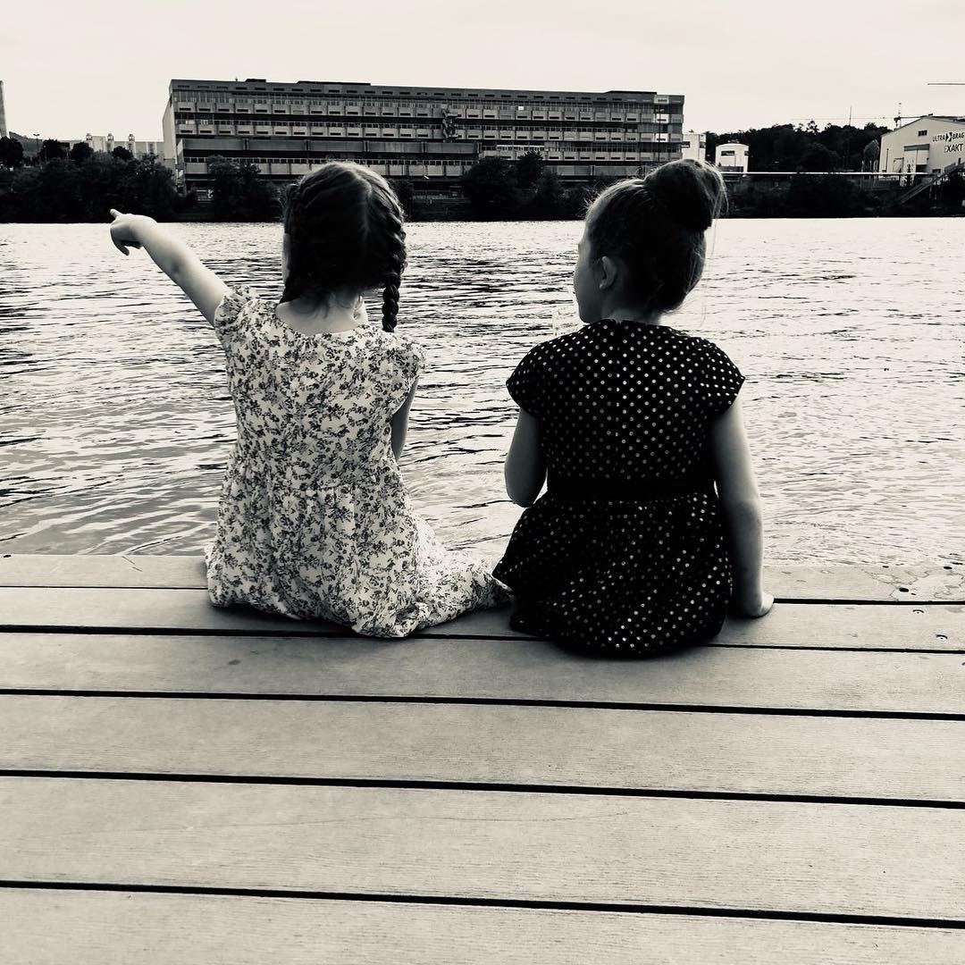 #schönrswetter #schönesfoto #twins #twinsisters #zwillinge #geschwisterliebe #mädchen #wasser #somme