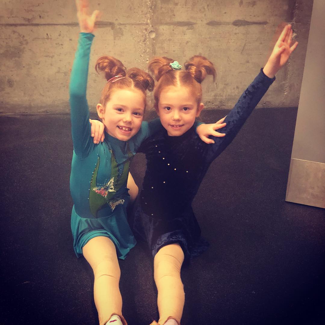 #geschwisterliebe #twins #twinsisters #redhair #icescating #lovesport #hairstyle #⛸ #spagat