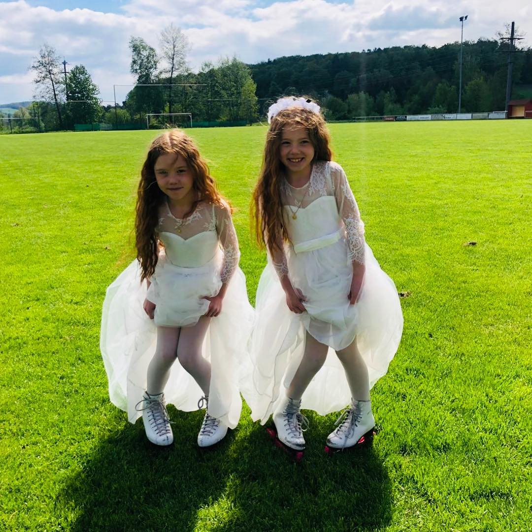 Kommunion von meinen Prinzessinnen 😍#iceskatingfun #iceskatinglessons #iceskaters #iceeating #iceska