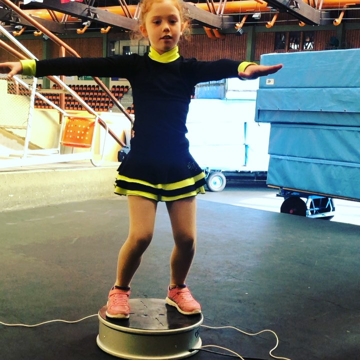 Ok..es ist nicht so einfach wie es aussieht 😂😂😂macht aber riesengroßen Spaß 😁#iceskate #iceshow #ice