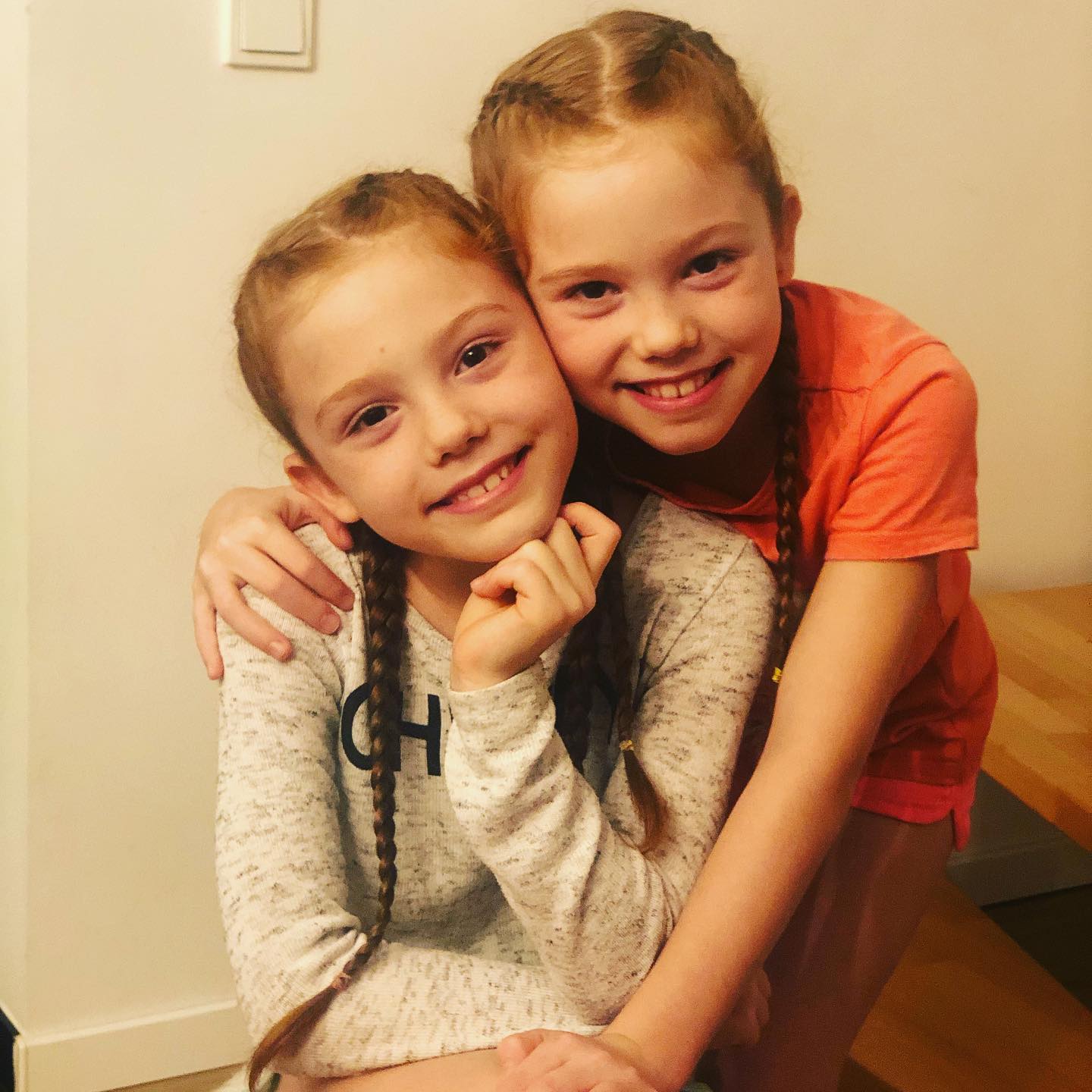 Zwillinge sind nie alleine, sie tragen immer den anderen im Herzen 💕 #sisterlove #twins👭 #twinslove 