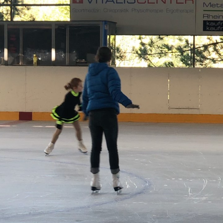 Träume als wäre nichts unmöglich ❤️ #eislaufen #iceskating #iceshow # @int.figureskating #twins #leb