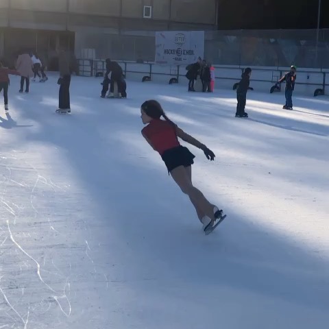 Noch nicht perfekt aber ich arbeite daran 🤗 #pirouetten #iceskating #ice #fun #training #spinning #e