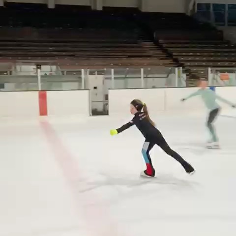 Also ich muss schon sagen, die Doppelsprünge haben es in sich 😬#doppel #eiskunstlauf #arena #iceskat