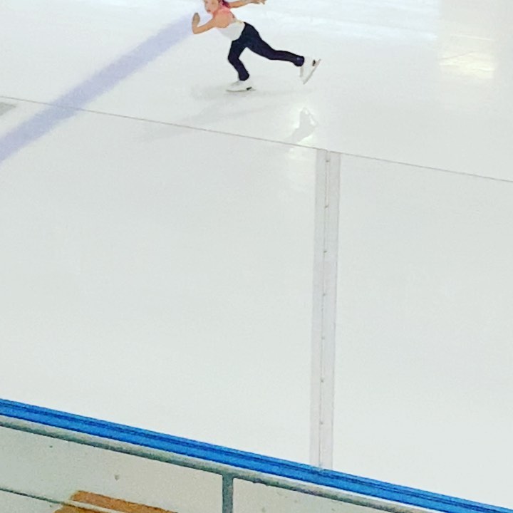 Hör nicht auf, wenn es weh tut.
Hör auf, wenn du fertig bist! 
20min die selbe Pirouette 🤪#ice #tr
