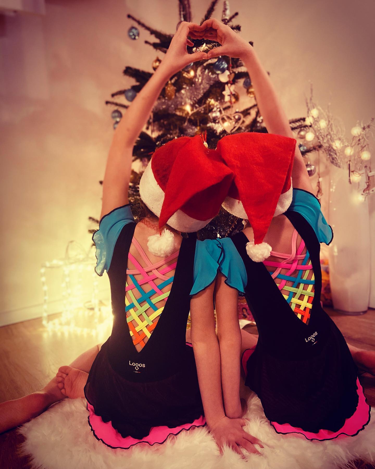 Wir können es kaum erwarten 🎄@logosmilano #weihnachten #tannenbaum #logosmilano #twins #sister #chri