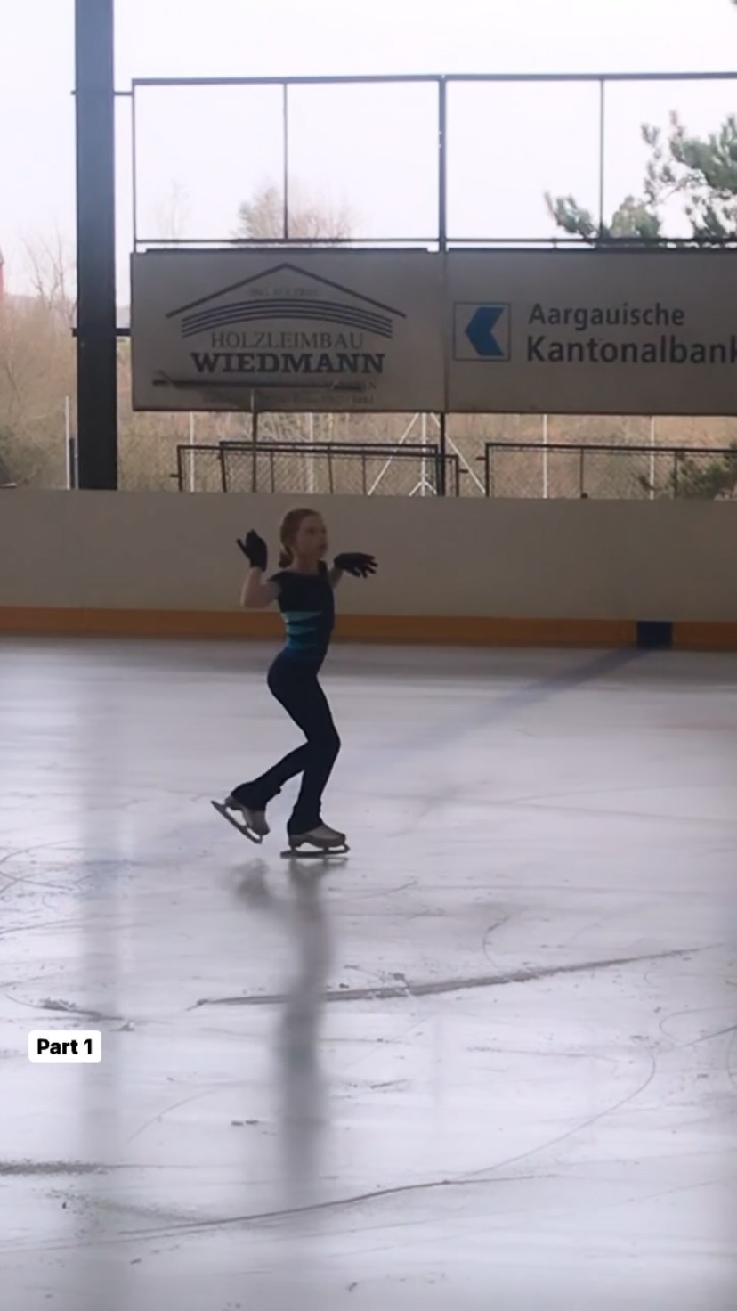 Das ist der Anfang meiner Kür. Wollt ihr mehr sehen? Outfit @logosmilano  #iceskatinglittlegirl #eis