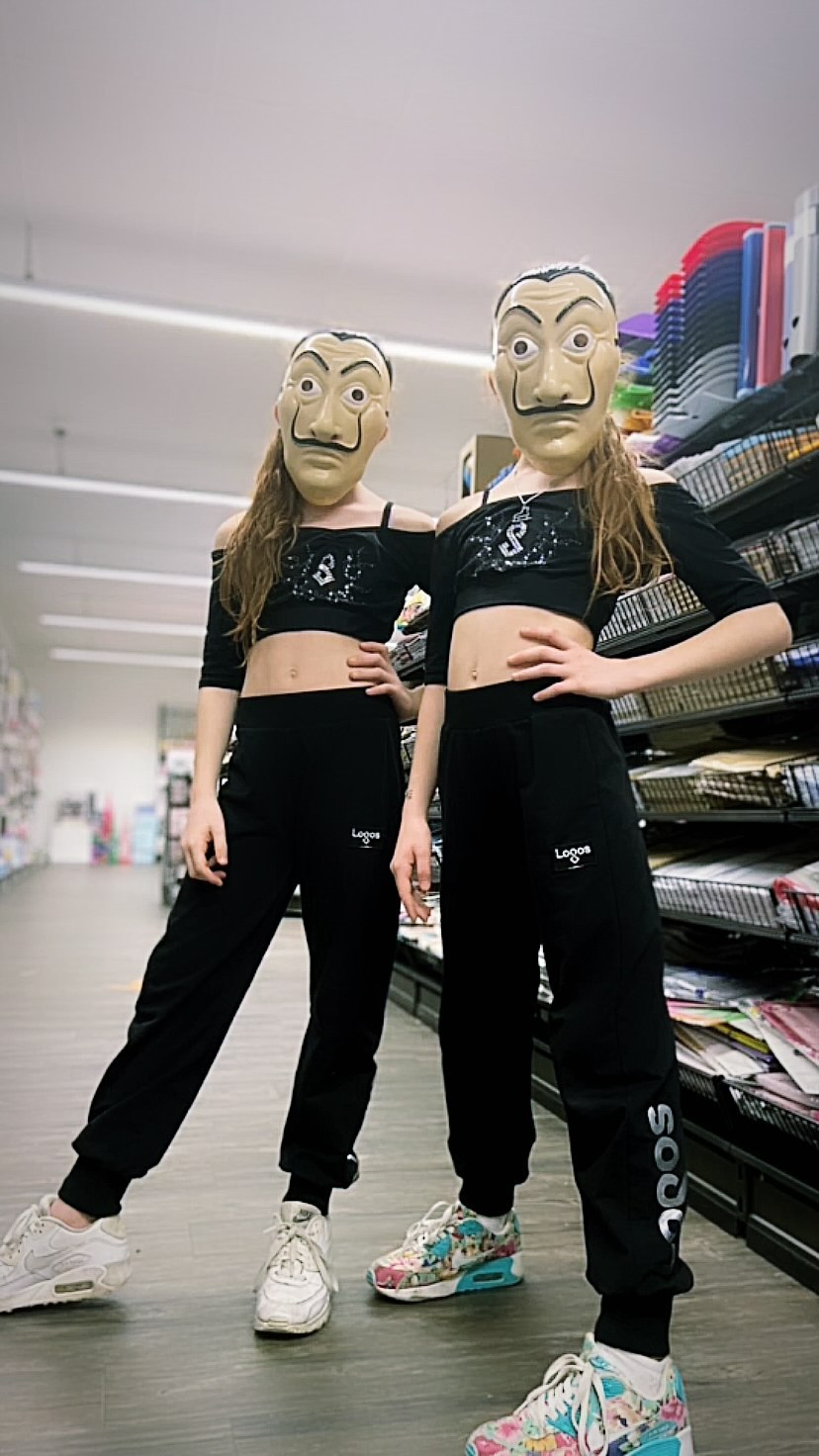 Bella ciao 🎭 #hausdesgeldes #masker #zwillinge #twins #outfitinspiration #lovemyoutfit❤️✨✨✨ #bellaci