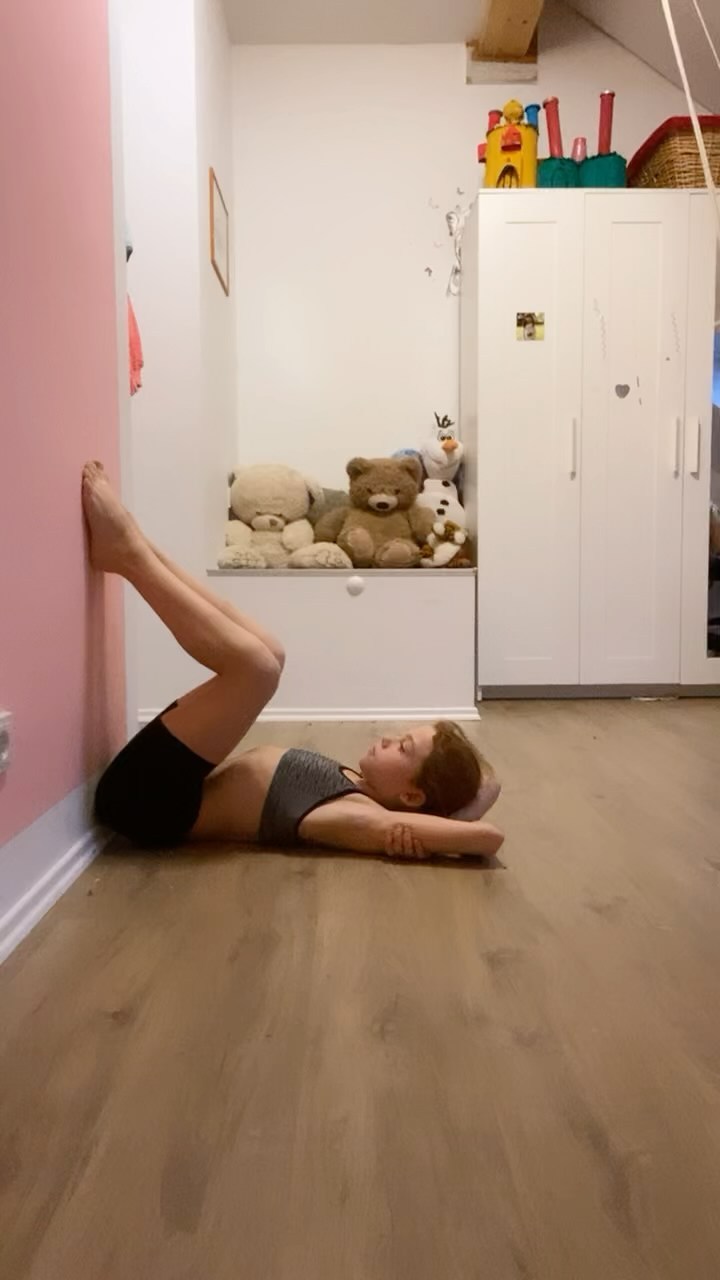 Yoga am Abend 🧘🧘#yoga #abend #abendtraining #yogainspiration #sportygirl #gymnastics #roomsport #lov