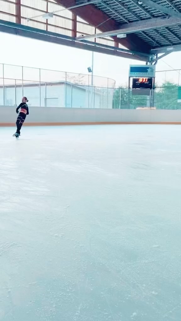 So schnell kann man sich umziehen 😅 @logosmilano #logosmilano #axel #spung #eiskunstlauf #iceskating