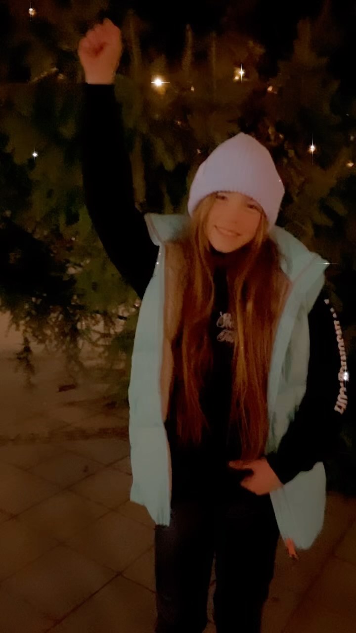 Wer freut sich schon auf Weihnachten??? #christmas #weihnachten #weihnachtsbaum #zwillinge #sistersi