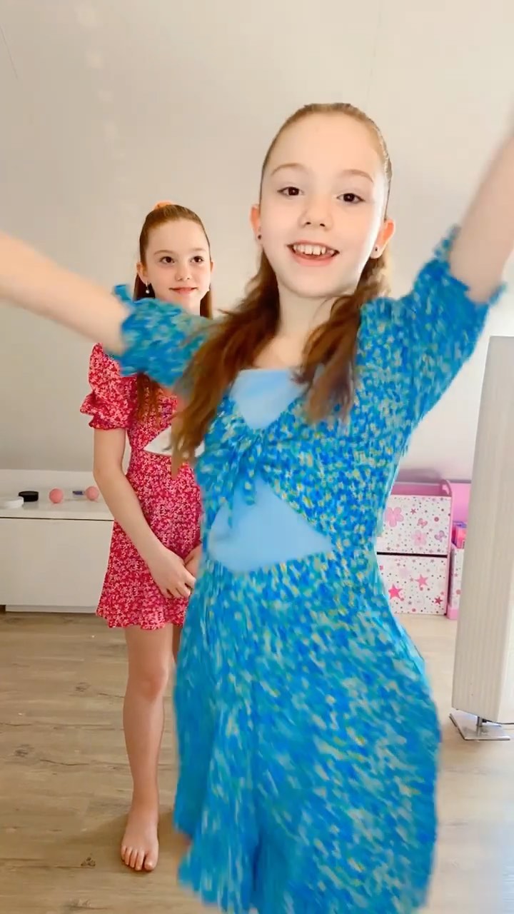 Every time the same 😂 when you try to teach your non-dancing twin sister😂 #twinsters #funnyvideos #d