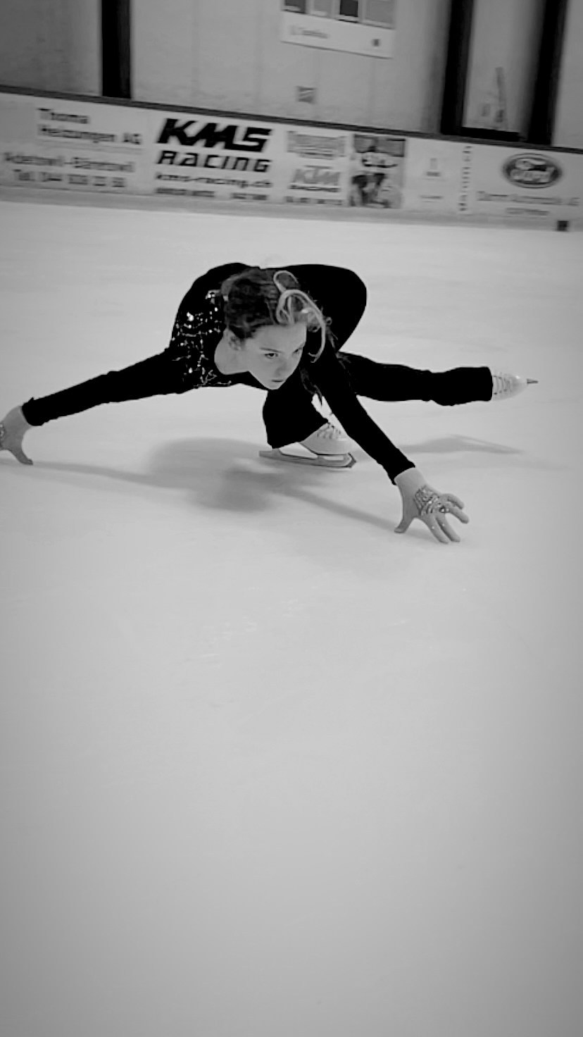 After 8 weeks training stop finally again on the ice 🖤 I love this feeling!  Do you like my new move