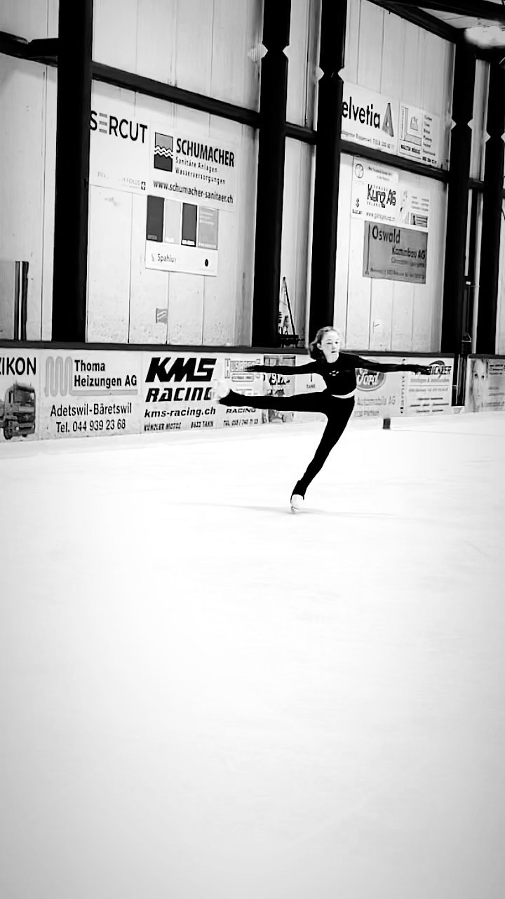what a feeling to be back on the ice 🖤Have a nice Sunday❤️🌞
Outfit @logosmilano #feelthismoment #lov