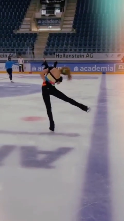 Arbeite an meiner Pirouette mit @morels74 Wie findet ihr mein Overall von @logosmilano ??
#iceskatin