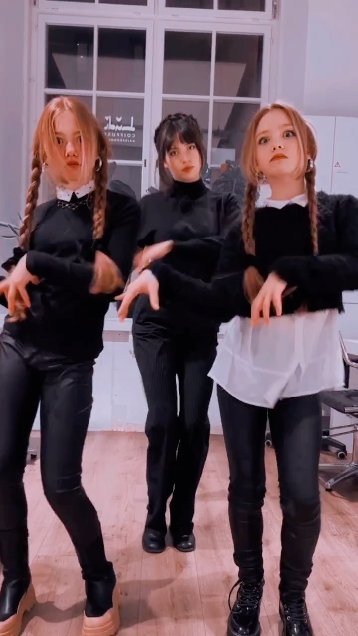 Kurzes Treffen mit Wednesday 🖤🖤🖤

#wednesday #wednesdayaddams #trendreels #fyp #viralvideos #wednesd