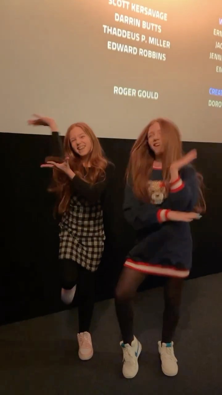 Cinema vibes 👯‍♀️

#dancechallenge #dance #cinema  #tv #twins