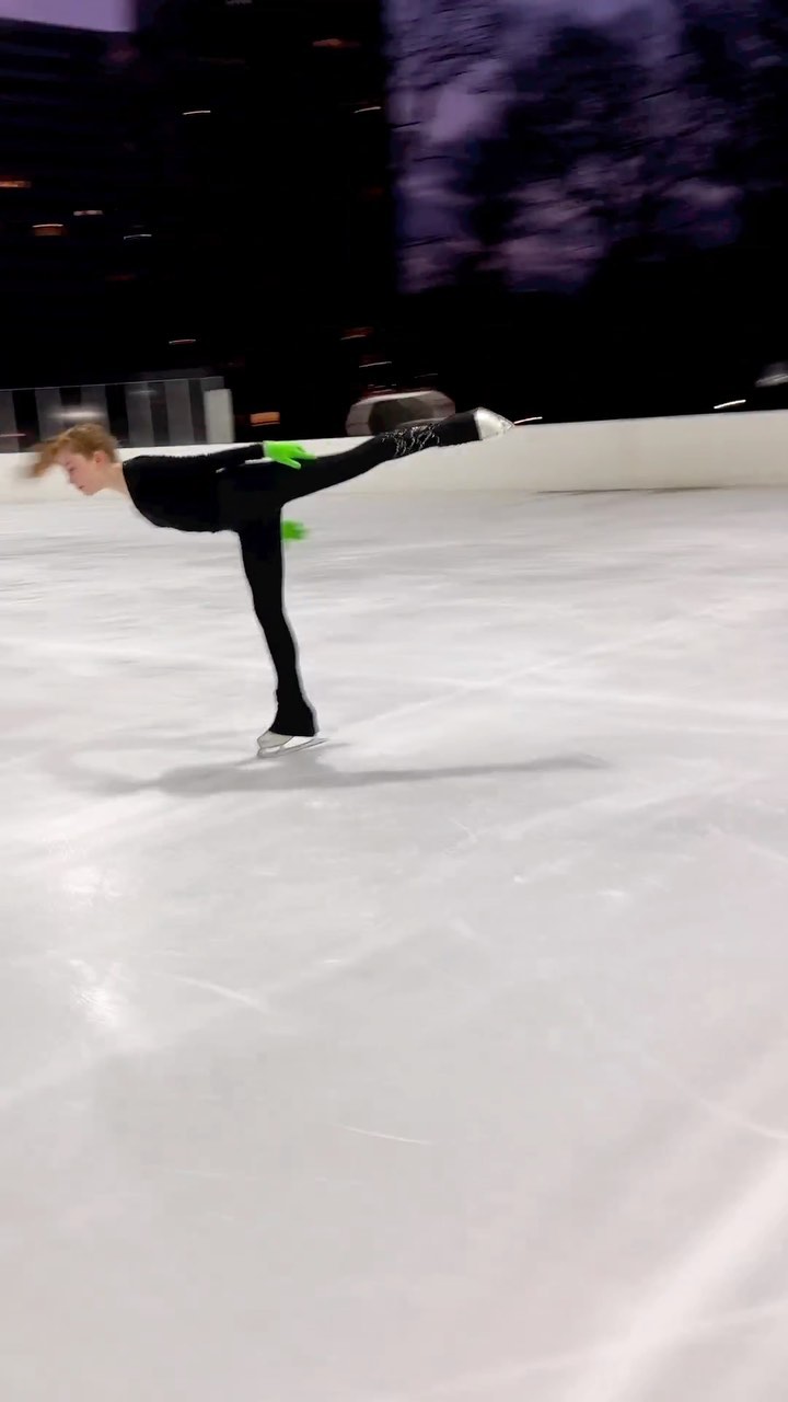 Have a nice day 🤗 

Outfit @logosmilano 

#iceskating #beautiful #explorepage