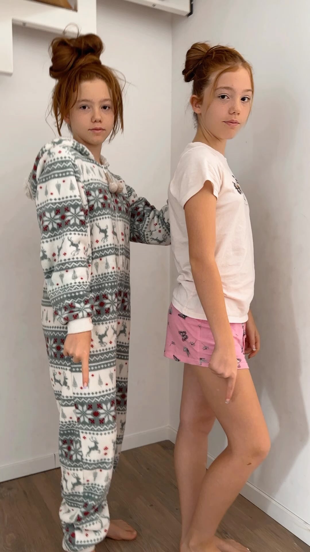 Wer von uns beiden, ist schon im Weihnachtsmodus 😂? 

#transformation #twins #style #mode