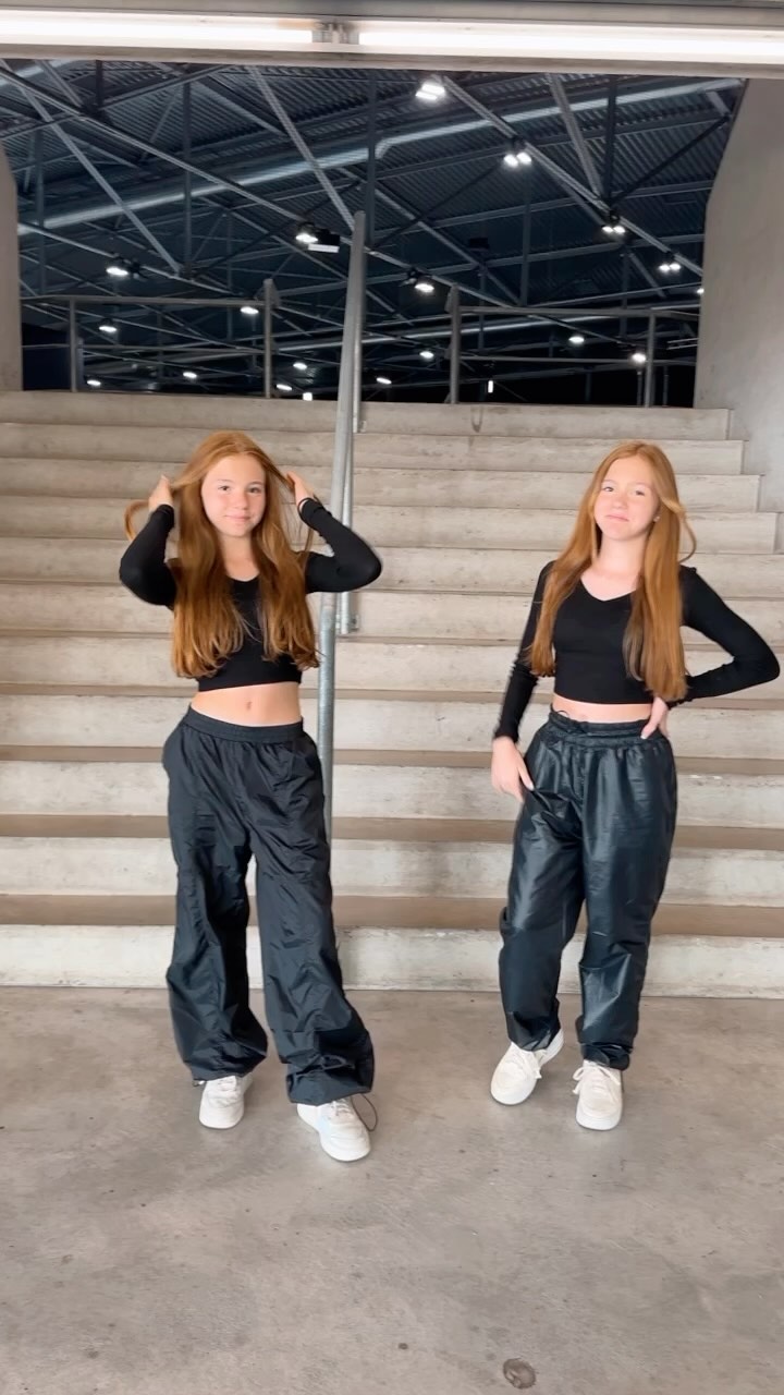 Ab aufs Eis 🫶🏻

Outfit @logosmilano 

#transformation #trending #twins