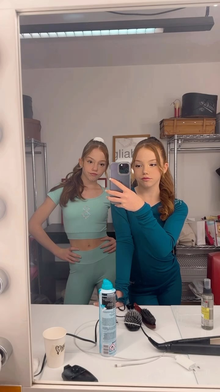 Welches Outfit von @logosmilano gefällt euch besser? 

Happy Weekend 🫶🏻

#switch #twins #transformat