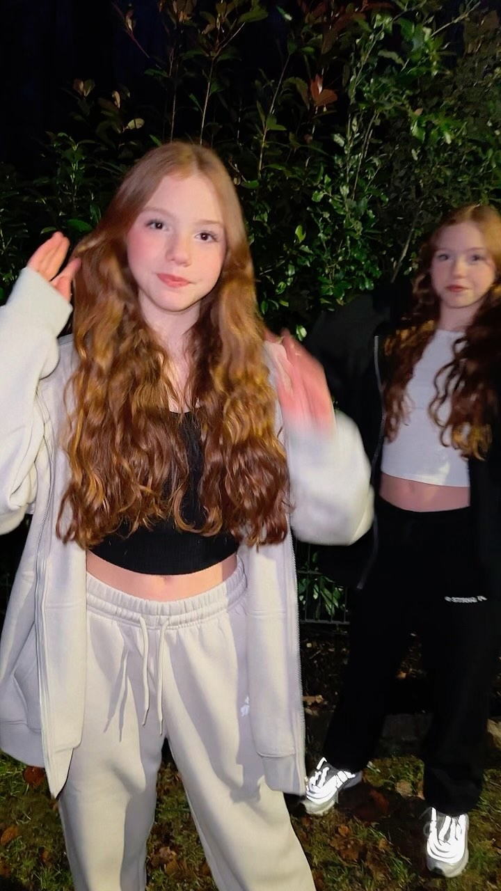 Hello 👋🏻 
Wer von uns beiden war mit dem ☮️ Zeichen überfordert 😅?

#dance #dancer #dancechallenge #