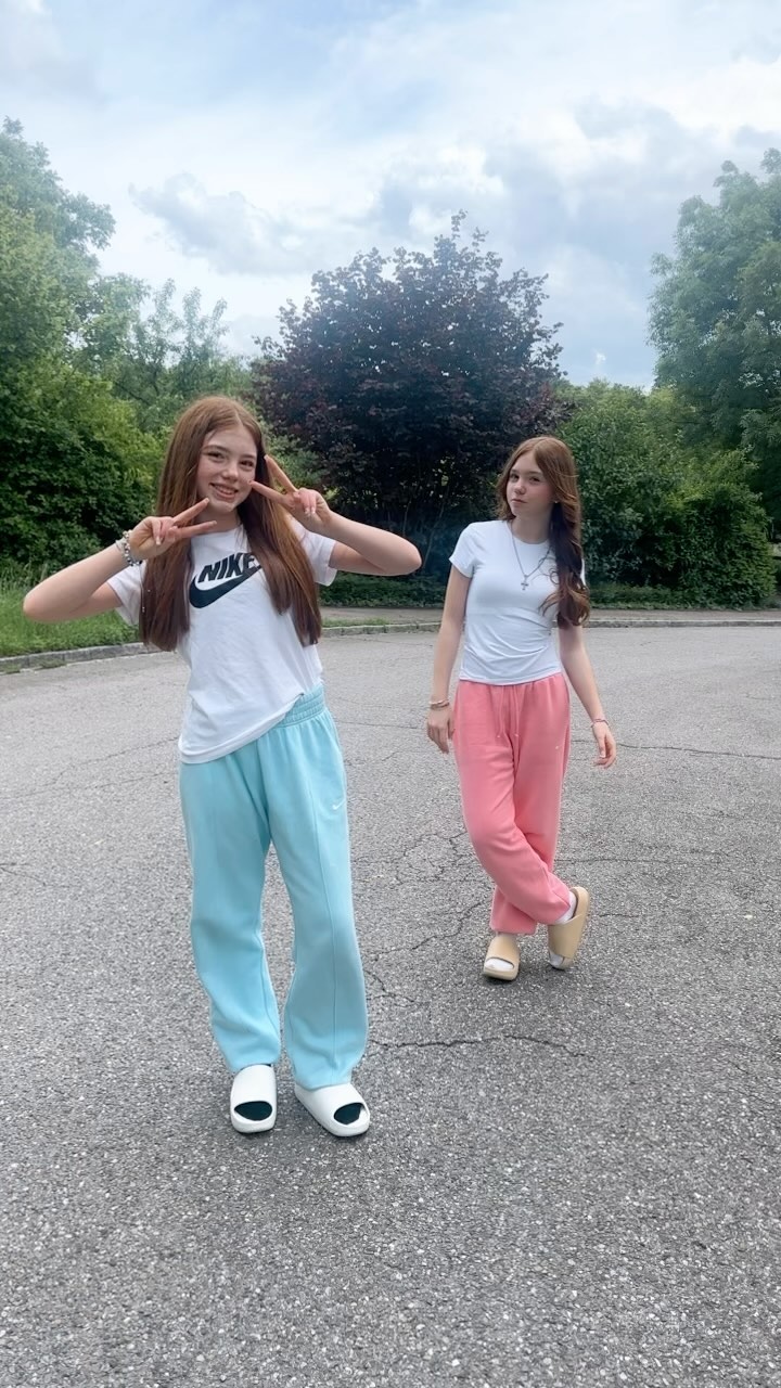 Ab nach Spanien 🇪🇸🥳

#holiday #twins #fun #trendingreels #trending