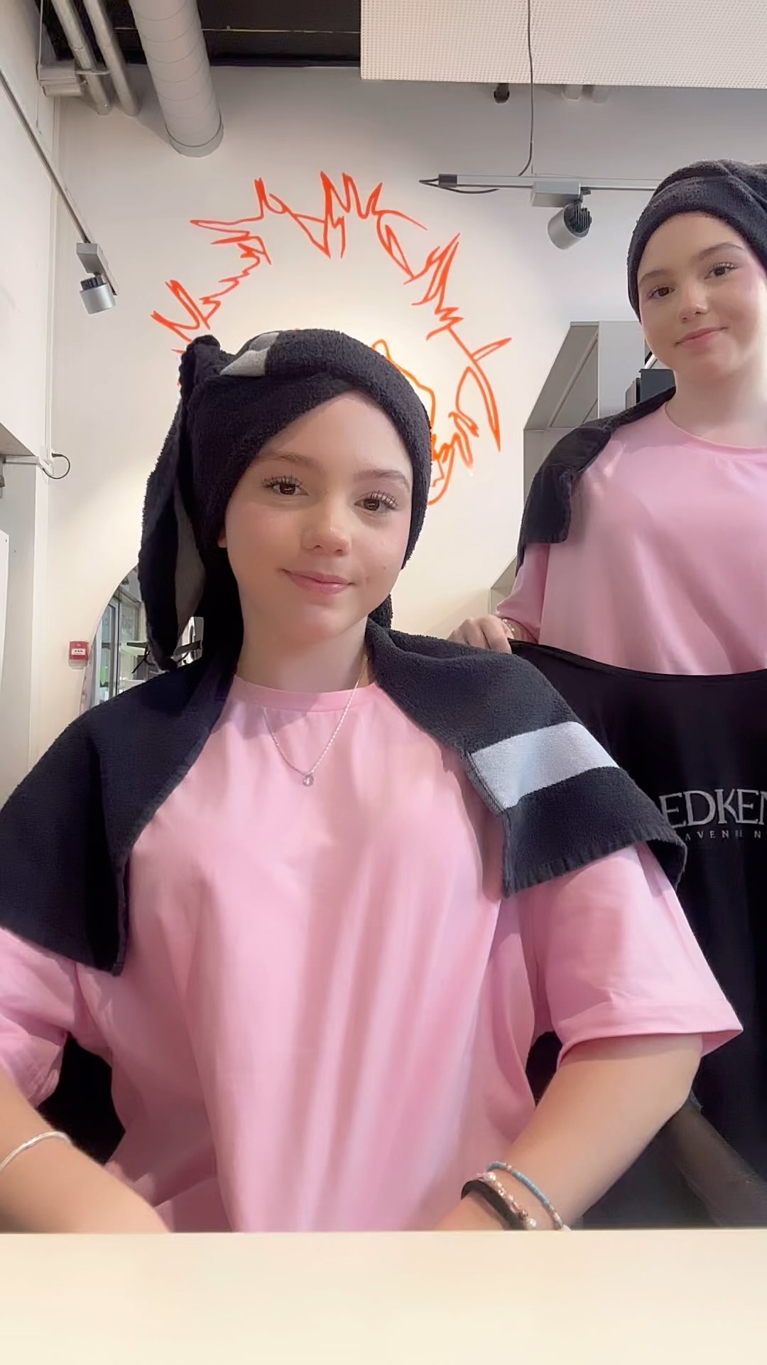 Wieder frische Haare 🫶🏻

#transformation #tranding #trendingreels #trending #twins #haireducation