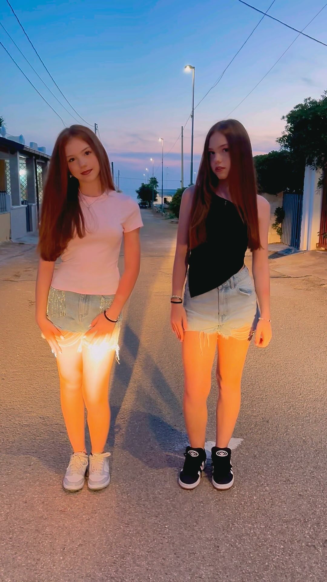 Welches Outfit gefällt dir am besten?

#twins #twinssisters #beauty #beautiful #holidays #outfit #st
