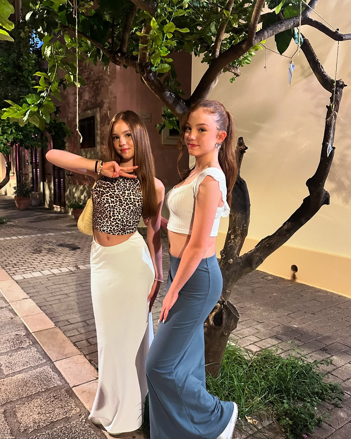 🫶🏻
Wie ist das Wetter bei euch?
#pics #pictures #picoftheday #twins #beauty #style #sisters #holiday