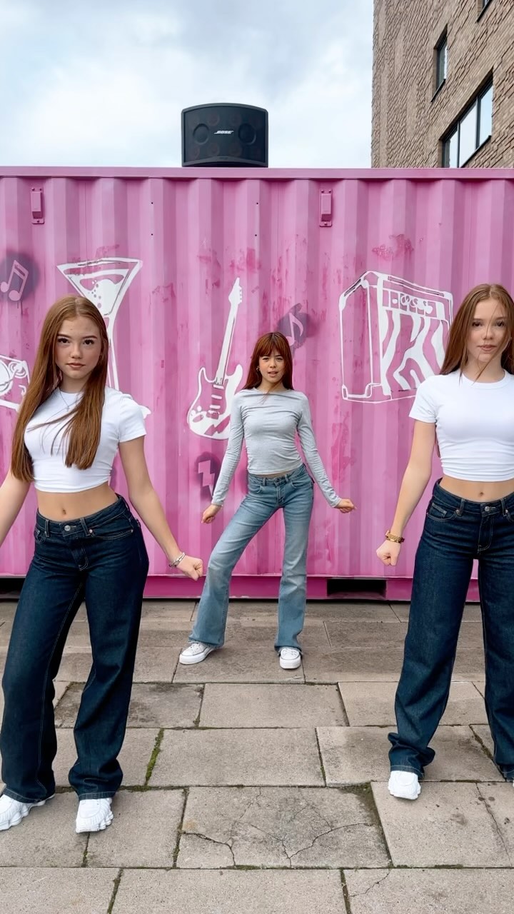 DIVAS 😝

#twins #friends #fun #fypシ #dance #trendingreels #viral #beautiful #nhowberlin #trend