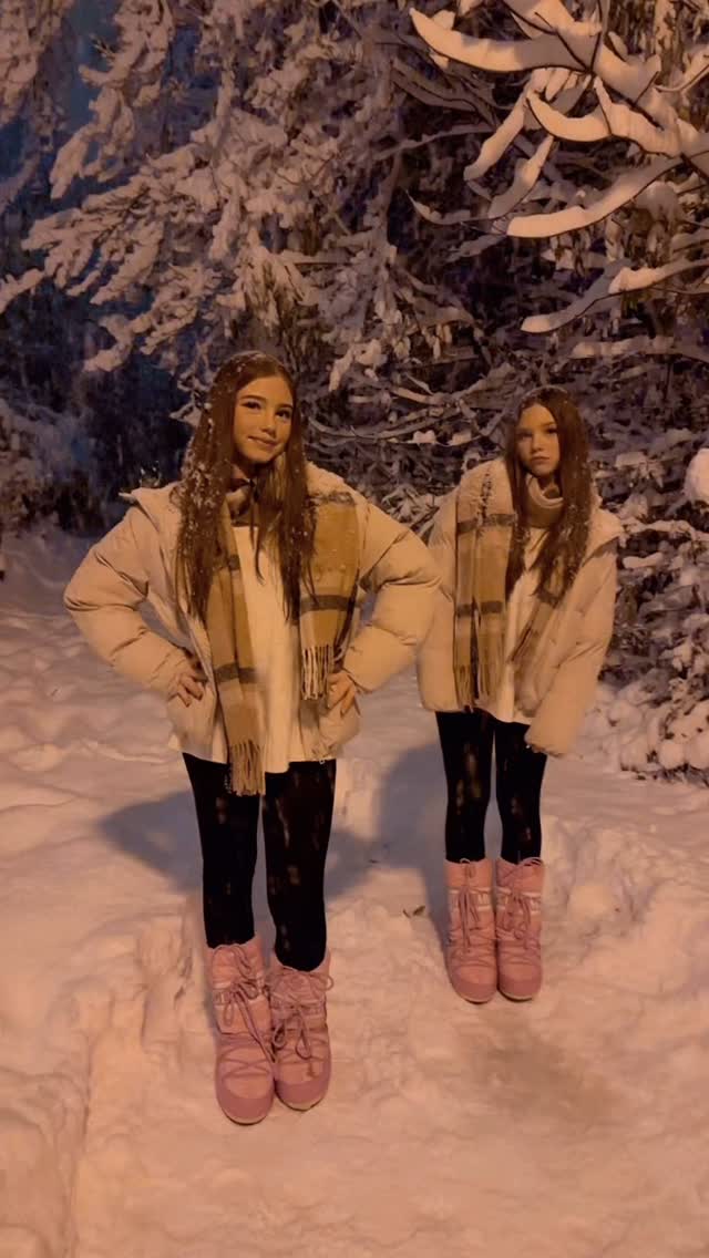 Schneit es bei euch? 

#twins #christmas #snow #fun #dance #fypシ #beautiful #viral #snowing #beautif
