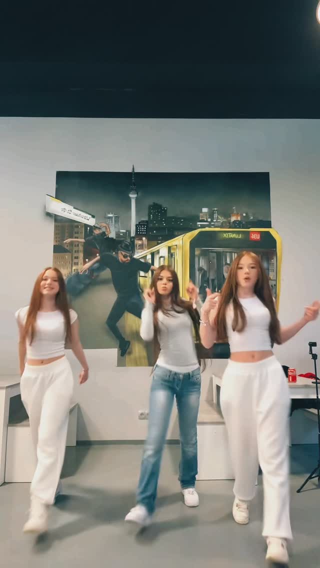 Mit wem würdest du gerne diesen Tanz tanzen? ⬇️

#dance #twins #trendingreels #sister #ginger #longh