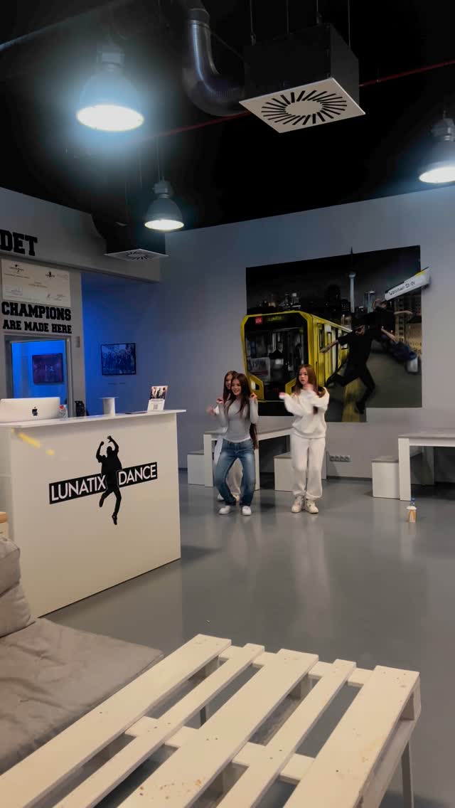 Hinter den Kulissen 😅

@kyc_za @asaliraniii 

#twins #fun #dance #fypシ #beautiful #lunatix #trend #g