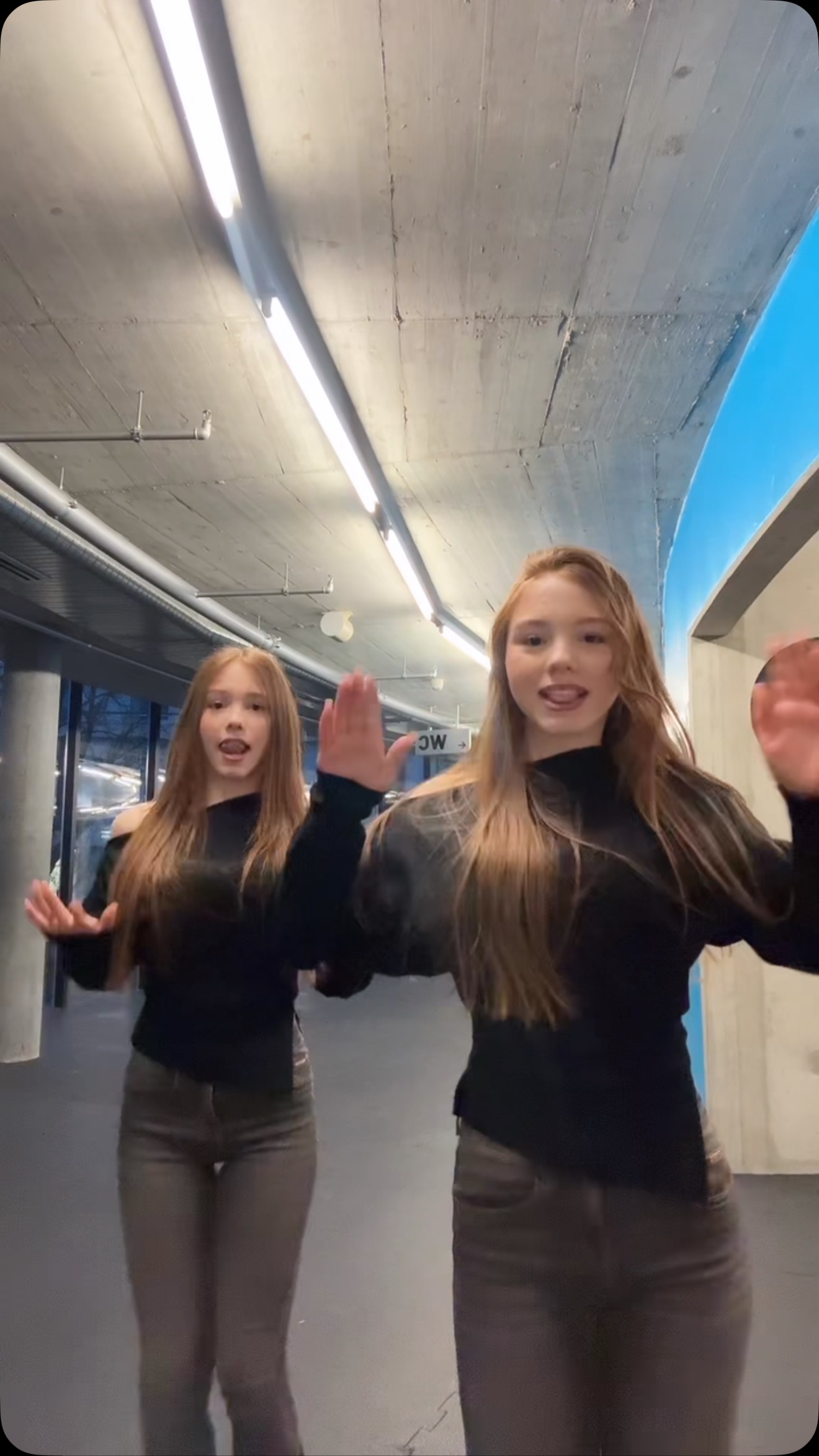 Hello 🫶🏻

#twin #fun #trendingreels #dance #beautiful #fypシ #trend #viral #funny