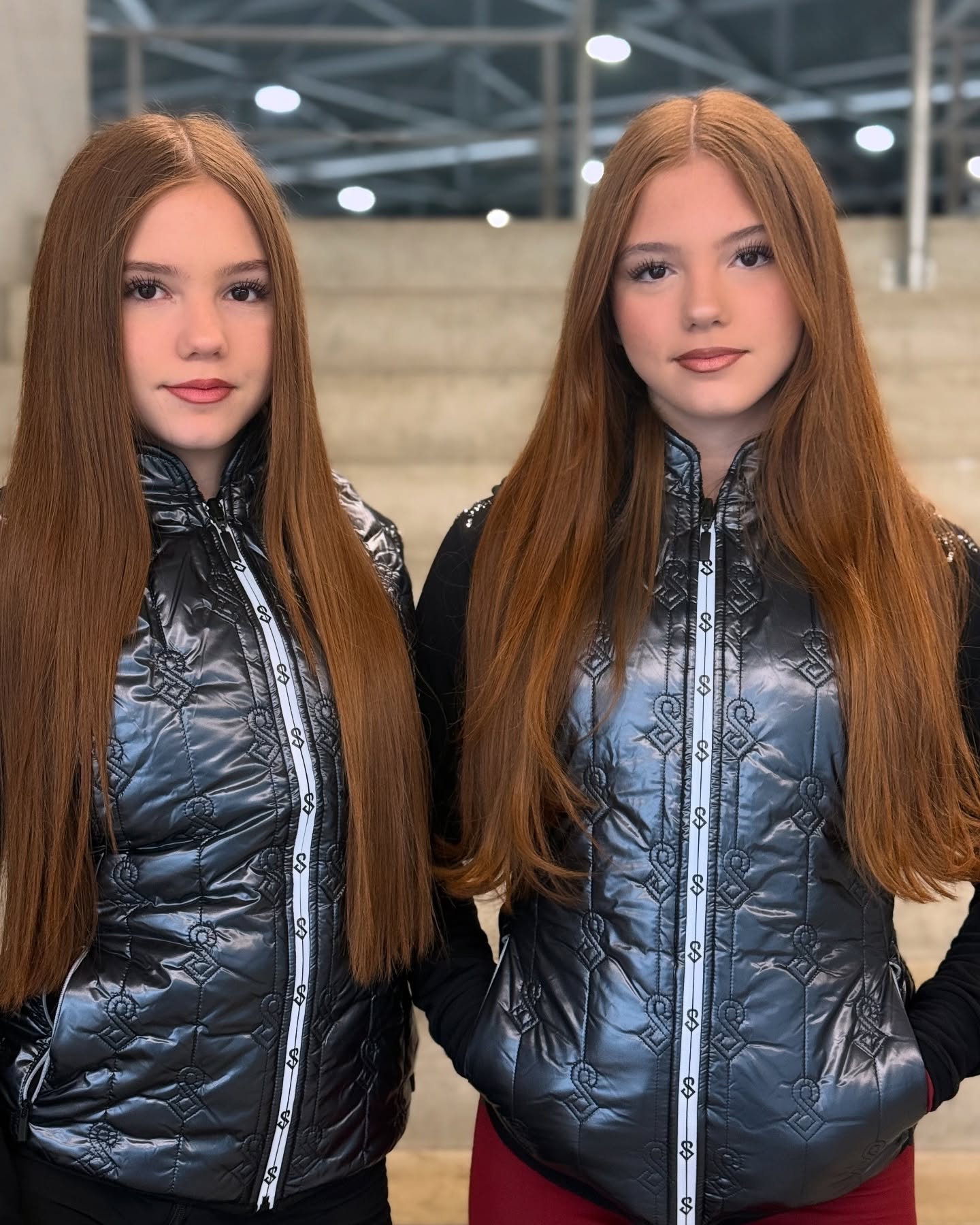 Friday 👌🏼
Outfit @logosmilano 
#twins #iceskating #picture 
Hast du heute auch Training?