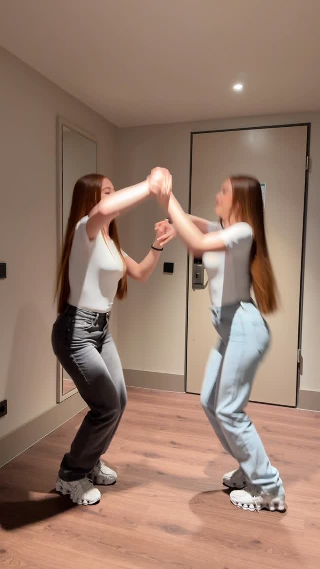 Wir um 1 Uhr nachts im Hotelzimmer 😂
Hoffentlich haben wir die Leute nicht geweckt 🫣😂

#party #fun #