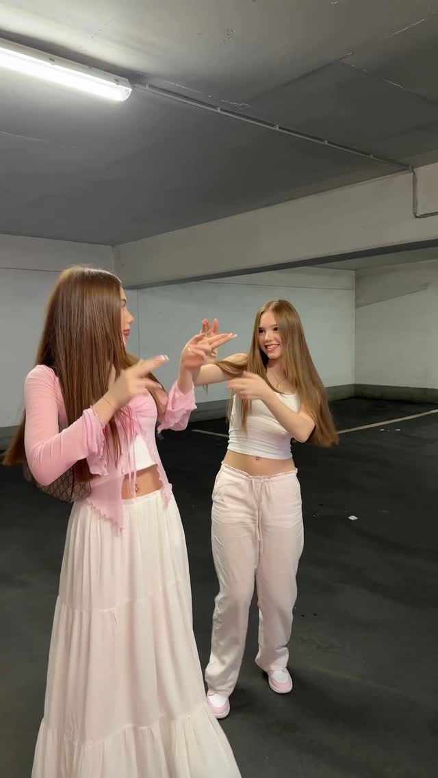 Und weg war sie 😅

#twins #fun #trendingreels #beautiful #fypシ #dance #trend