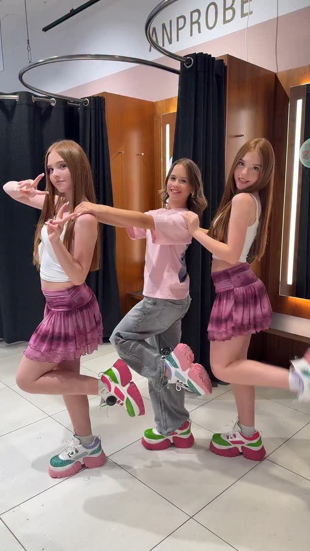 Fun mit @zoeyhope.official 

#fun #trendingreels #beautiful #dance #fypシ #funnyvideos #funny #twins
