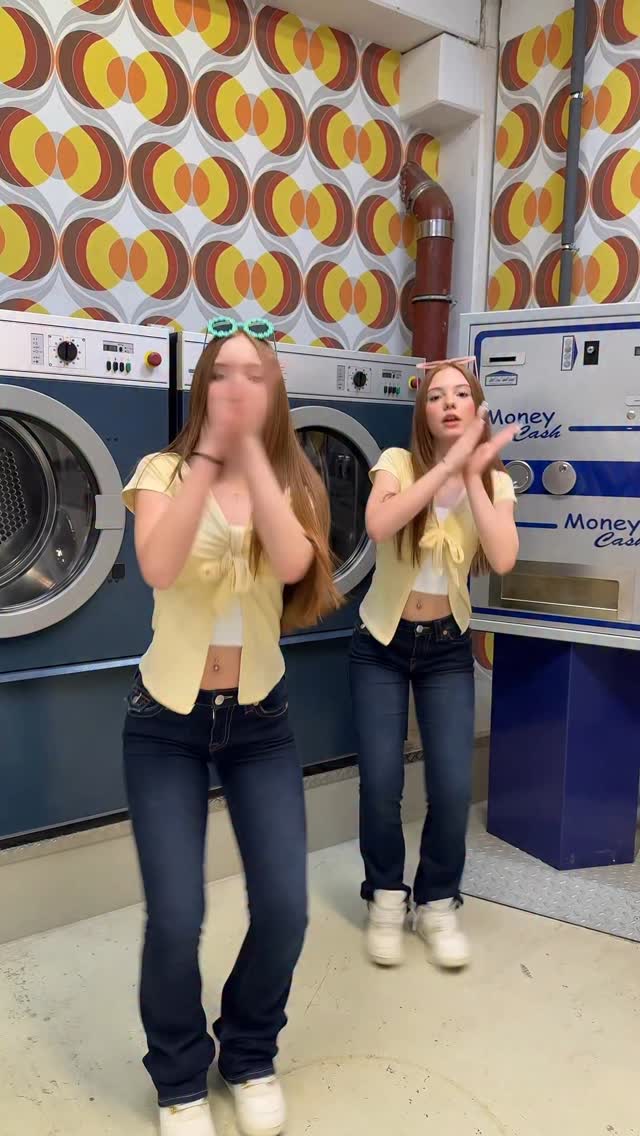 Was ist eure Lieblingsfarbe? 

#lovethissong #twins #fun #beautiful #trendingreels #trend #fypシ #rih