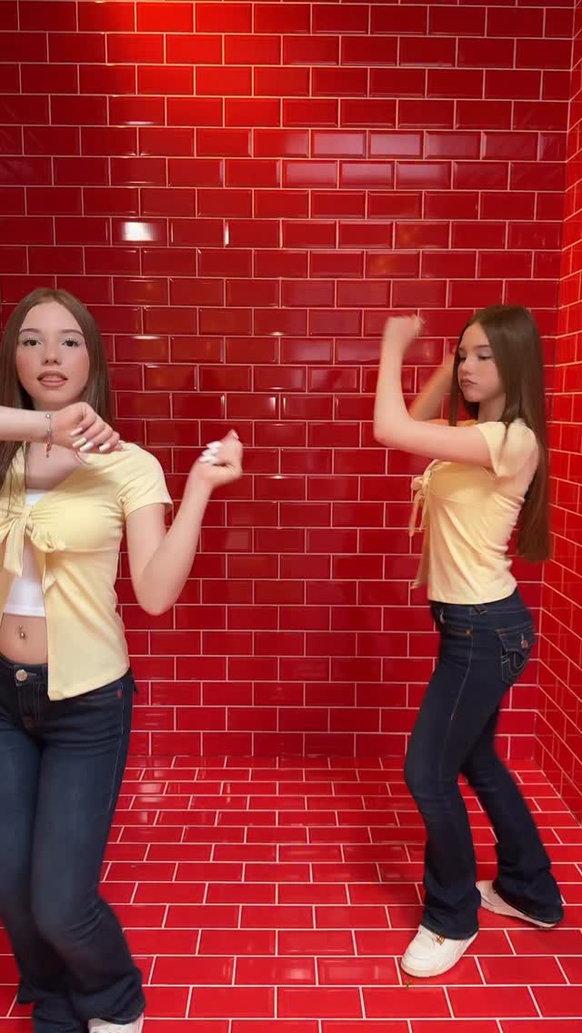 🤗 

#twins #fun #trendingreels #beautiful #dance #color #colorful #longhair #sisters #bestie