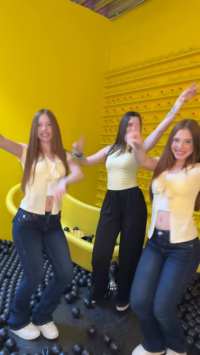 🐤🐤🐤 

#twins #fun #trendingreels #beautiful #dance #trend #fypシ #viral