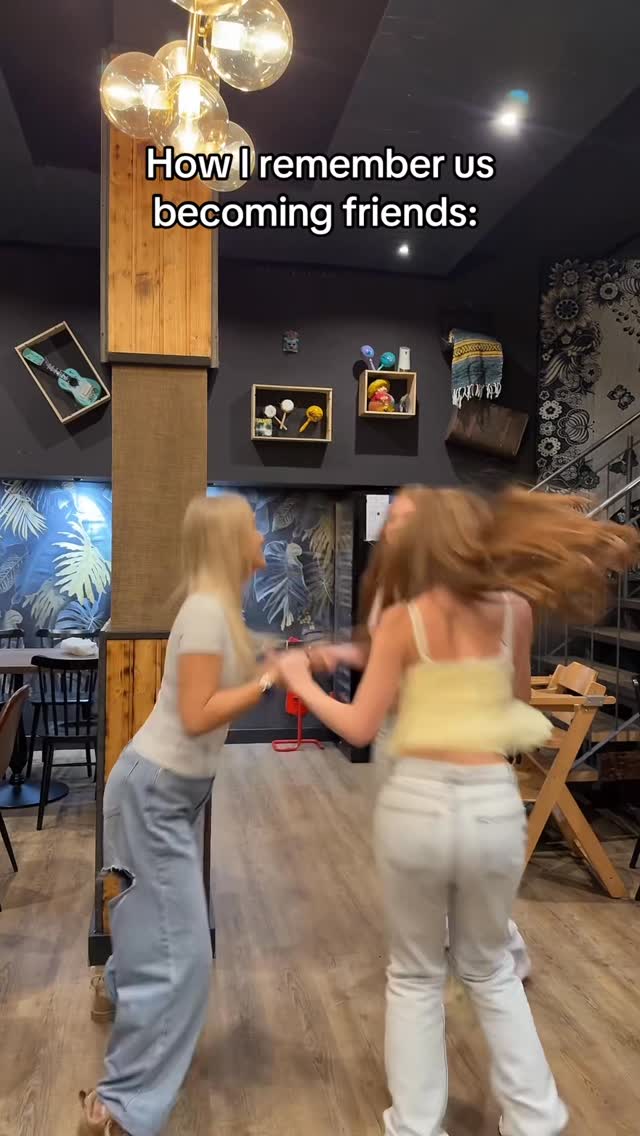 Und ihr so😂? 
Markiert eure BFF 🫶🏻

#twins #fun #trendingreels #beautiful #dance #trend #bff #friend