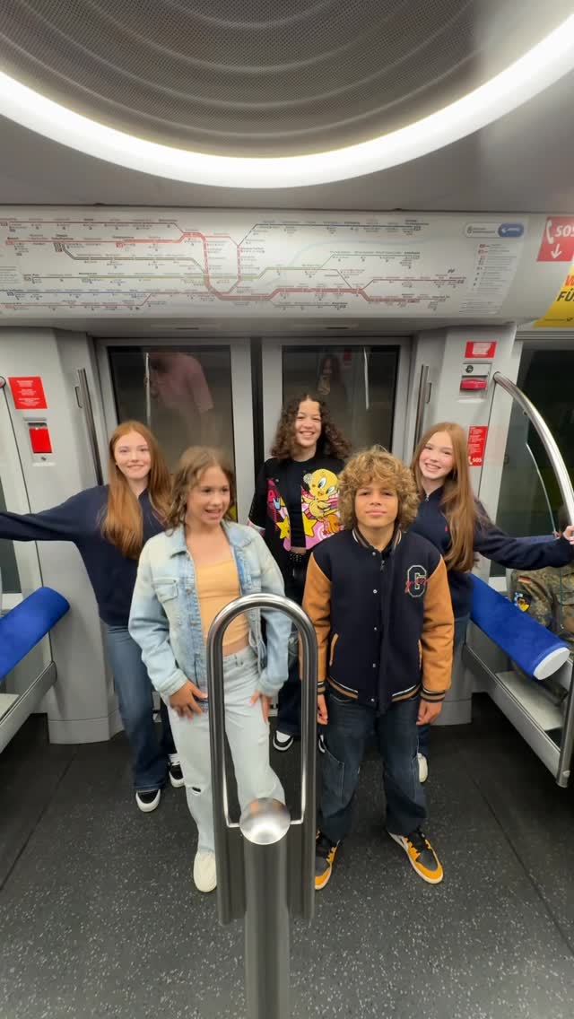 ubahn / subway mitr @twins_on_ice @zoeyhope.official @malya.thevoicekids @fridatune @neo.maximilian 
