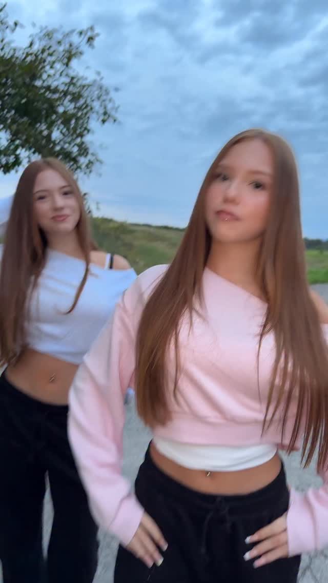 Und weg war sie 😂

#twins #fun #trendingreels #beautiful #dance #trend #fypシ
