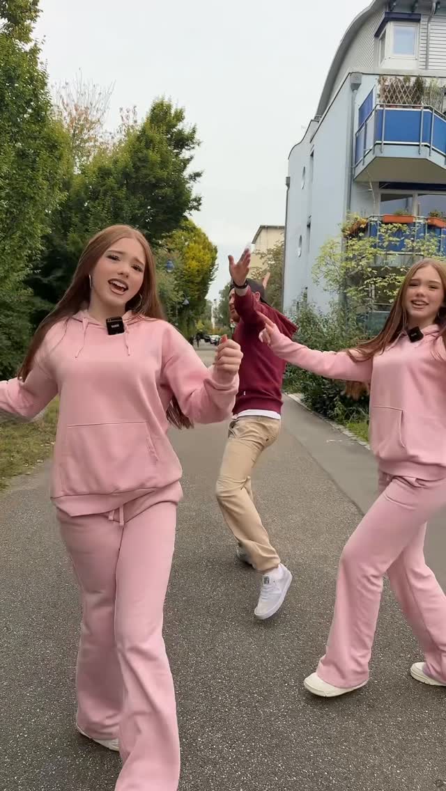 Der Trend hat uns in Deutschland erreicht 😅

#буланова #trend #dance #trendy #funny #twins #funtimes