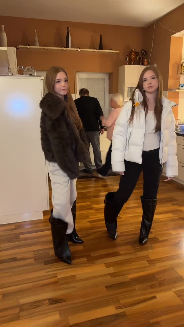 Elegant rein, chaotisch wieder raus 😂

#twins #fun #dance #trend #fypシ