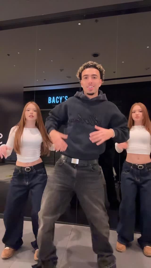 🫶🏻
@elibailar 

#twins #fun #trendingreels #dance #viralvideos