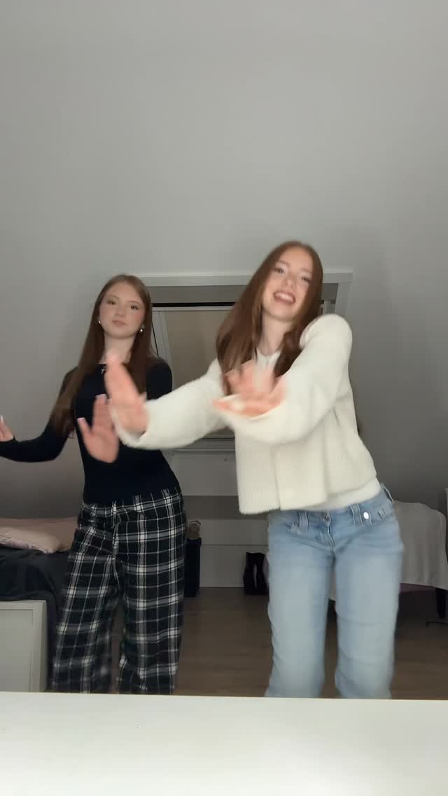 Spielt ihr Roblox? 

#roblox #twins #tredingreels #dance #fypシ