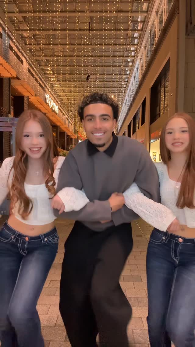 😅

@elibailar 

#twins #trendingreels #dance #fypシ #viral